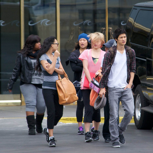  The glee/グリー Cast Heads to Rehearsal