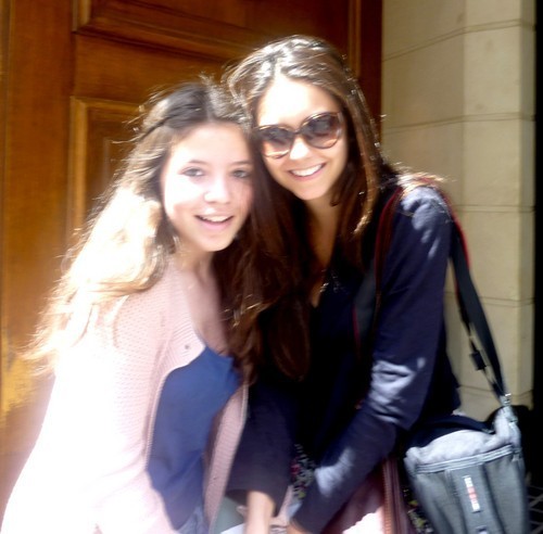  nina with a 粉丝 in paris (in front of the hotel where she's staying wuth ian :X)