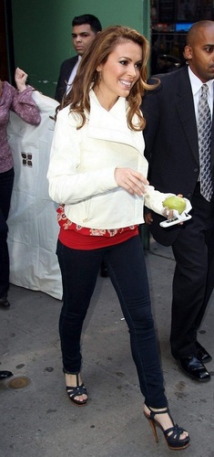  Alyssa Milano - Arriving at the Morning 显示 in New York, April 19, 2010