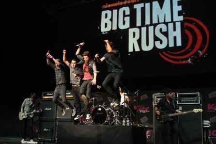  Big time rush at the 吻乐队（Kiss） 108 音乐会 in boston