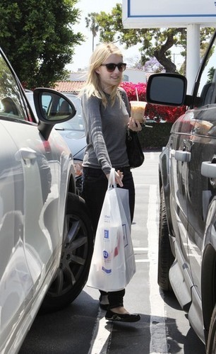  Emma Roberts Shopping At fred figglehorn Segal