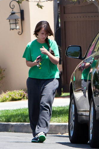  Jennifer cinta Hewitt stops in at her mother's house for lunch.