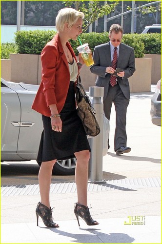  Jessica & Ashlee Simpson: Lawyer's Office with Mom!