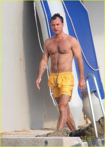  Jude Law: Shirtless in Cannes!