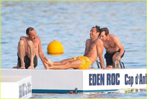  Jude Law: Shirtless in Cannes!