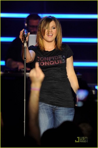  Kelly Clarkson: 'Confide + Conquer' Concert!