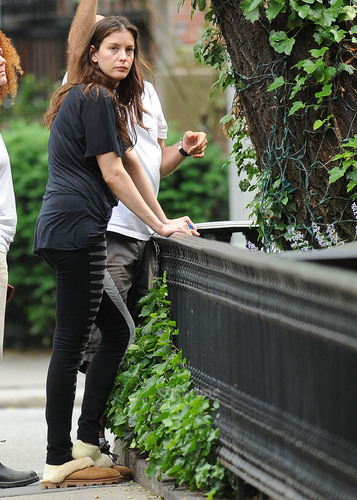  Liv Tyler spotted outside her প্রথমপাতা in New York, May 26