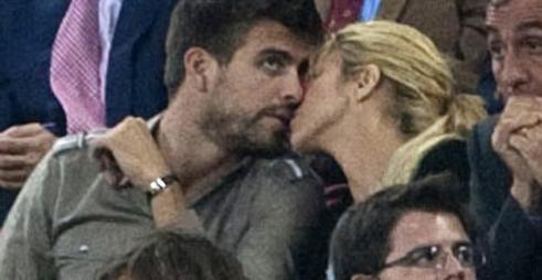  Piqué thinks : God see ? I kissed Shakira !