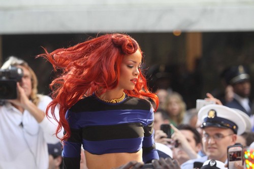  Rihanna Performs on “Today” tunjuk in New York