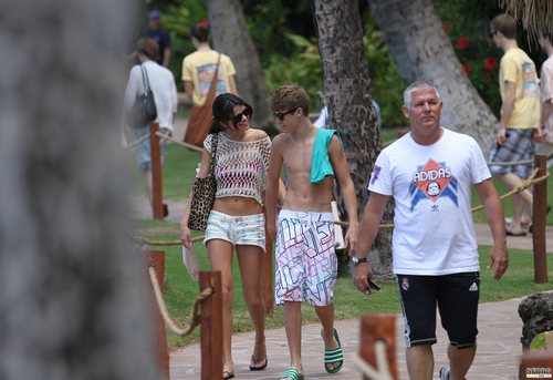  Selena - At the সৈকত with Justin in Maui, Hawaii - May 26, 2011 HQ