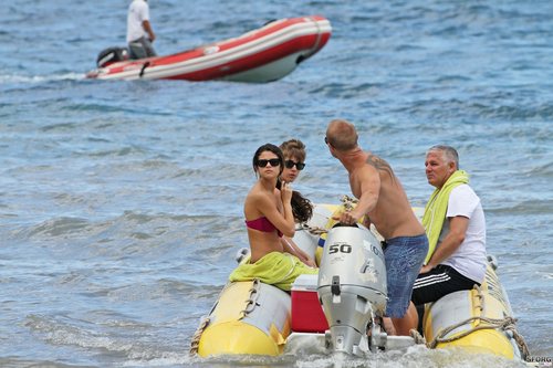  Selena - At the ساحل سمندر, بیچ with Justin in Maui, Hawaii - May 26, 2011 HQ