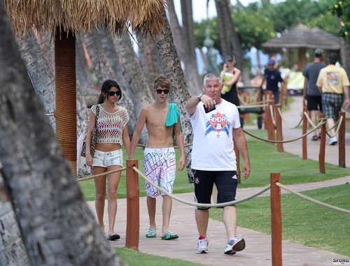  Selena - At the ساحل سمندر, بیچ with Justin in Maui, Hawaii - May 26, 2011 HQ