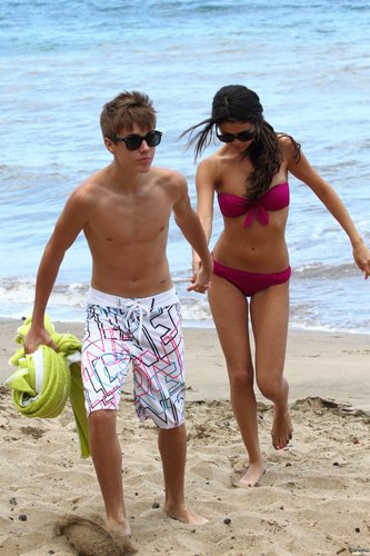  Selena - At the 바닷가, 비치 with Justin in Maui, Hawaii - May 26, 2011 HQ