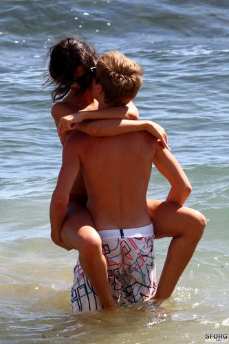  Selena - At the সৈকত with Justin in Maui, Hawaii - May 26, 2011 HQ