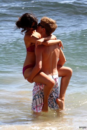  Selena - At the 海滩 with Justin in Maui, Hawaii - May 26, 2011 HQ