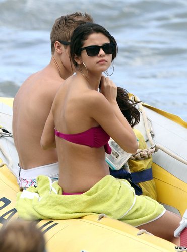  Selena - At the समुद्र तट with Justin in Maui, Hawaii - May 26, 2011 HQ