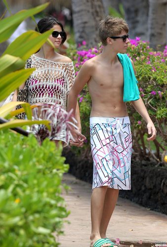  Selena - At the समुद्र तट with Justin in Maui, Hawaii - May 26, 2011 HQ