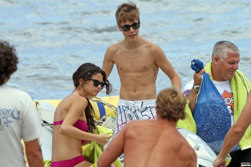  Selena - At the 海滩 with Justin in Maui, Hawaii - May 26, 2011 HQ