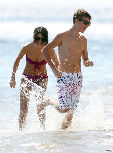  Selena - At the tabing-dagat with Justin in Maui, Hawaii - May 26, 2011 HQ