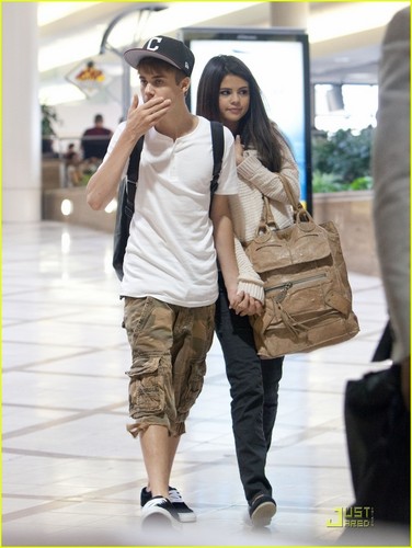  Selena Gomez & Justin Bieber: Hawaii strand Tag