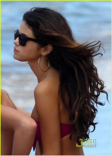  Selena Gomez & Justin Bieber Hit Hawaii Waves