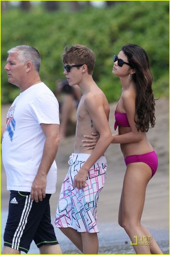  Selena Gomez & Justin Bieber: PDA Pair!