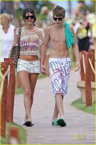  Selena Gomez & Justin Bieber: PDA Pair!