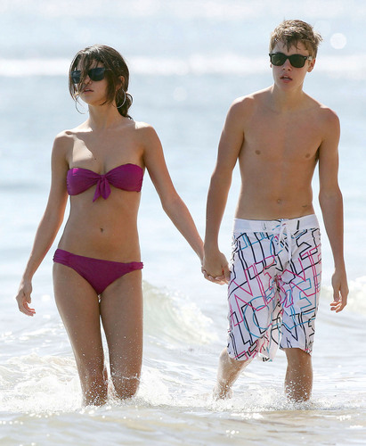  Selena Gomez in a Bikini on the beach, pwani in Maui with Justin Bieber