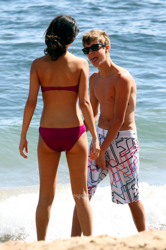  Selena Gomez in a Bikini on the ビーチ in Maui with Justin Bieber