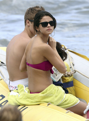  Selena Gomez in a Bikini on the 海滩 in Maui with Justin Bieber