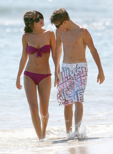 Selena Gomez in a Bikini on the ビーチ in Maui with Justin Bieber