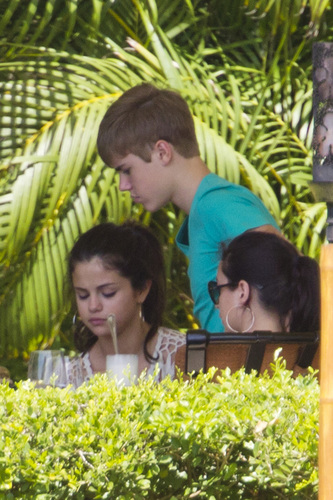  Selena - Having Lunch With Justin Bieber At Four Seasons Hotel - May 25, 2011