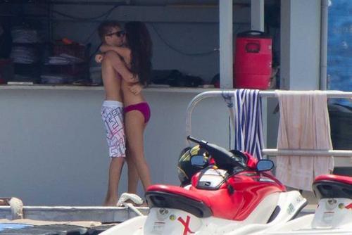  selena and justin cant stop s’embrasser