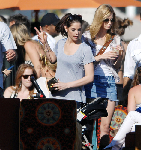  Ashley Greene: mostrando her mothering skills in Malibu! [May 29th 2011]