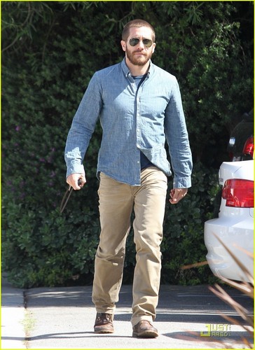  Jake Gyllenhaal: Buzz Cut Touch Up!