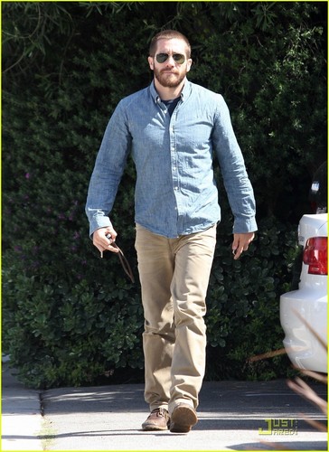 Jake Gyllenhaal: Buzz Cut Touch Up!