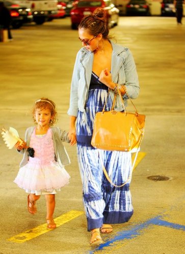 Jessica - Grocery shopping in Beverly Hills - May 27, 2011