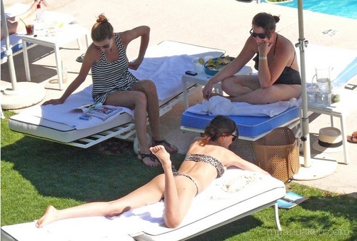  MAY 21ST - Miranda Kerr On the beach, pwani with her family in Hawaii