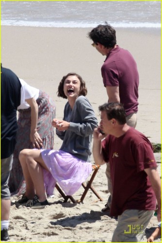  siguiente »Keira Knightley: Laughing on Set with Steve Carell!