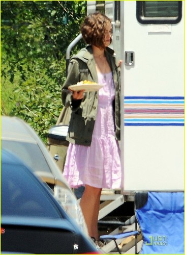  seguinte »Keira Knightley: Laughing on Set with Steve Carell!