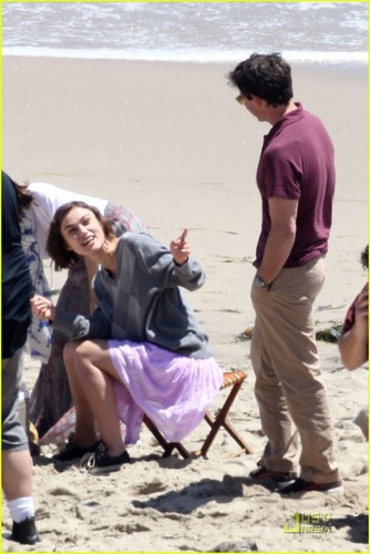  siguiente »Keira Knightley: Laughing on Set with Steve Carell!