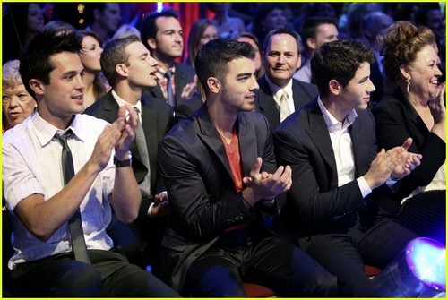  Nick & Joe Jonas: Dancing With The Stars (05.23.2011)!