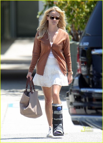  Reese Witherspoon: Air Cast at Office Building