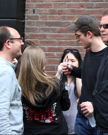  Rob with 粉丝 on set <33