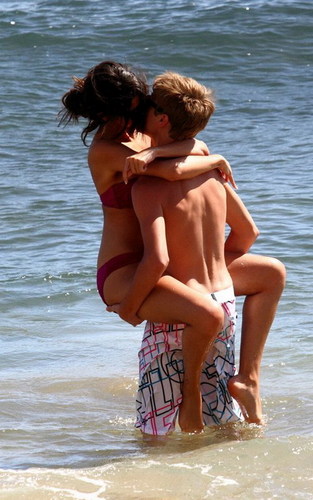 SELENA AND JUSTIN: l’amour IN HAWAII