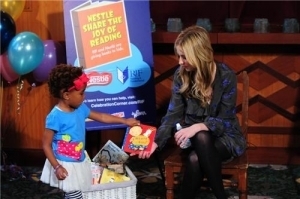  Sarah 阅读 to the children - Nestle Share the Joy of Reading!