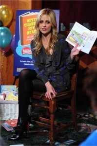  Sarah पढ़ना to the children - Nestle Share the Joy of Reading!