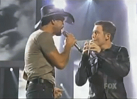  Scotty and Tim McGraw singing "Live Like آپ Were Dying" during the finale