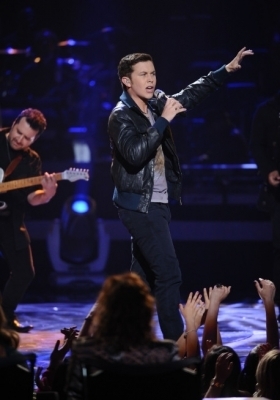  Scotty sings "Gone" during the finale