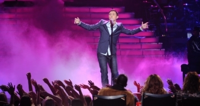  Scotty sings "I Liebe Du This Big" during Part 1 of the finale